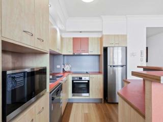 Bright 2-Bed Retreat Near Brisbane CBD - 6