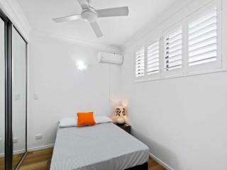 Bright 2-Bed Retreat Near Brisbane CBD - 4