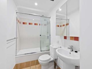 Bright 2-Bed Retreat Near Brisbane CBD - 3
