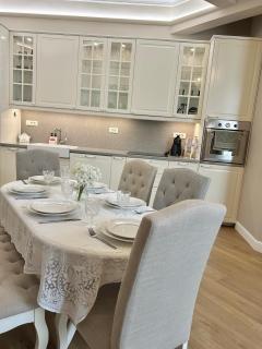 Vibrant Stay l Stylish 2BD in TOP CENTER - 0