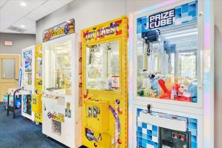 2BR Sleeps 6 Pool Hot Tub Arcade 10 Mins to Disney - 3