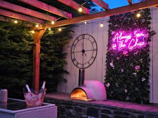 The Chase, Luxury Hot Tub Retreat, Pets Welcomed - 3
