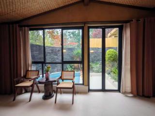 Chengdu Xiaoya Yard Hot Spring Hotel,is just a 20 minute drive from both the Sanxingdui Museum and the Chengdu Panda Base,Enjoy Soaking in natural hot springs,Traditional Chinese afternoon tea,Exquisite fruit platter - 7