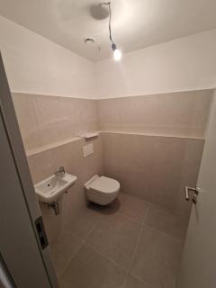 Stylish Apartment Near City Center with Parking - 2