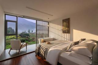 Yuezhu-Peak Cloud-Free pick-up service of 2 nights ,5-minute walk to The Zhangjiajie Forest Park,Free Western breakfast & coffee &self-laundry and drying,english service - 6