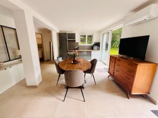 Eccica - Bottom of villa, quiet garden, and pool - 2
