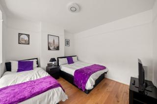 House Sleeps 10 with Enclosed Garden - 1