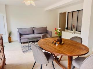 Eccica - Bottom of villa, quiet garden, and pool - 3
