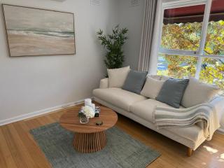 Boutique Elwood Apartment - Walk to Beach & Cafés - 2