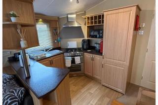 2-Bed Caravan Sleeps 6 w Parking No Pass Needed - 2