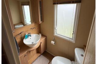 2-Bed Caravan Sleeps 6 w Parking No Pass Needed - 5