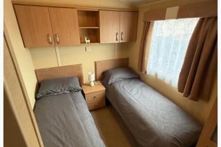 2-Bed Caravan Sleeps 6 w Parking No Pass Needed - 9