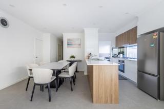 Immaculate and stylish 3 Queen Beds Modern home - 4