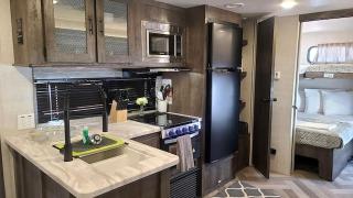 Family-Friendly Spacious RV Suite with Modern Kitchen, Fireplace & Private Deck Near Williams, Arizona - 9