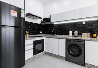 Luxury Dark Boho, Direct Access to Beach, Private Balcony, Rooftop, Parking & AC - 6