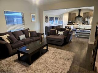 Spacious Lakefront Retreat House with 1100sqft Sports Bar Patio & Hot Tub Near Little Elm Beach, Little Elm, Texas - 8