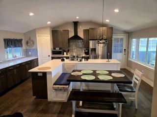 Spacious Lakefront Retreat House with 1100sqft Sports Bar Patio & Hot Tub Near Little Elm Beach, Little Elm, Texas - 7
