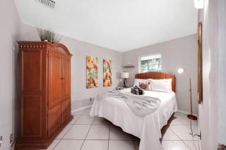 Cozy Beachside Bungalow with Shared Courtyard Near Singer Island Beach, West Palm Beach Florida - 2