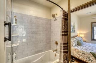 Luxury Black Hills Chalet with Hot Tub Near Mount Rushmore, Keystone SD - 6