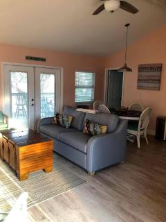 Beautiful Riverfront Bungalow for a Wonderful Family Getaway in Micco, Florida - 6