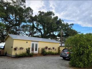Beautiful Riverfront Bungalow for a Wonderful Family Getaway in Micco, Florida - 3