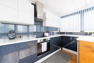 Bright 3BR Battersea Flat, 9 min to Clapham Junction - 0