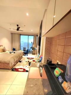 Couple Friendly High Rise With Rooftop Pool - 4