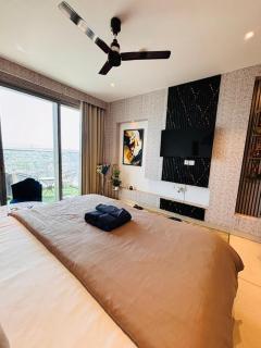 Couple Friendly High Rise With Rooftop Pool - 3