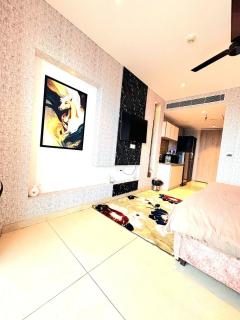Couple Friendly High Rise With Rooftop Pool - 1