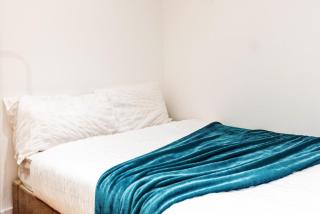 Homely Flat with Natural Light - 4
