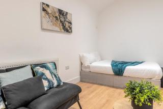 Homely Flat with Natural Light - 1