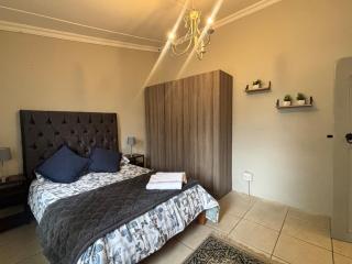 Silver Oaks Pet Friendly Cottage - 9