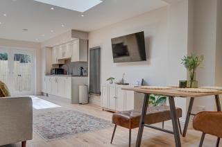 Savernake House Stylish stay for 6 with Parking - 9