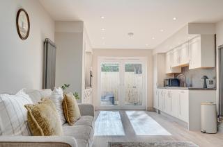 Savernake House Stylish stay for 6 with Parking - 5