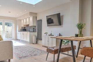 Savernake House Stylish stay for 6 with Parking - 2