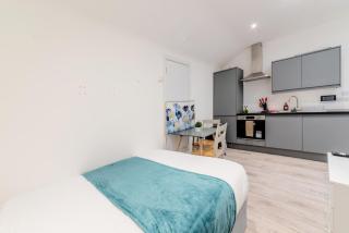 Serene Minimalist Studio A Stone's Throw From Town - 9