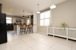Spacious 4 Bedroom Home In Heart Of Bridgend - By EKLIVING PARTNERS Short Lets & Serviced Accommodation - 7