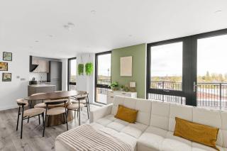 York 3BR Penthouse, Free Secure Parking, Luxury - 9