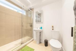 Spacious Well Lit Family Friendly Flat - 1