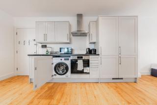 Spacious Well Lit Family Friendly Flat - 5