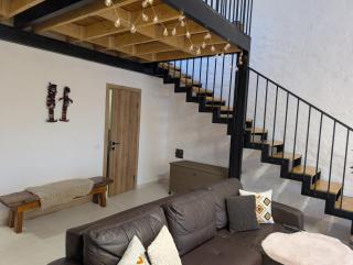 Retreat Kamianets Apartment , центр Старого міста , 100м до Ратуші , вид на сквер та історичний центр - 5