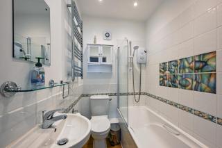 Sea View Escape - Apartment Close to Pier & Town - 4