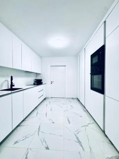 Cozy 2BR Apt & LR with Balcony Near Museum Gugging - 5