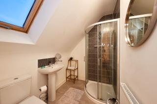 Spacious Home For Contractors,Families,Groups, Sleeps 10, Free Parking - 7