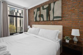 Stylish 3-Bedroom Lower East Side Stay - 2