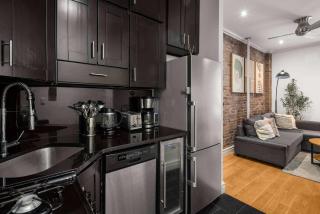 Stylish 2-Bedroom Stay in East Village - 4