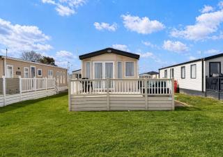Beautiful Caravan With Full Sea View At Broadland Sands In Suffolk Ref 20100Bs - 1