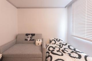 Sunny's house, 5min Walk from Sinchon Station, Free Luggage Storage , 3 rooms 5 beds , Easy to Hongdae, Myeongdong, Seoul Station - 9