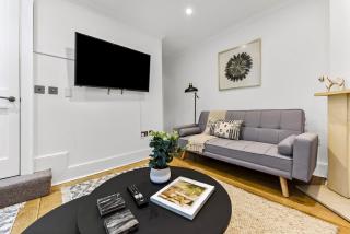 2 Bed House- Piccadilly - London - 3