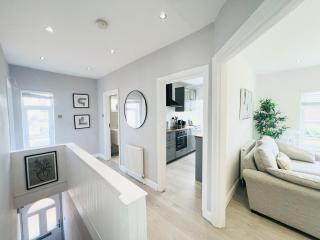 Bright 2-Bed Flat - 1 min to Enfield Lock Station - 8